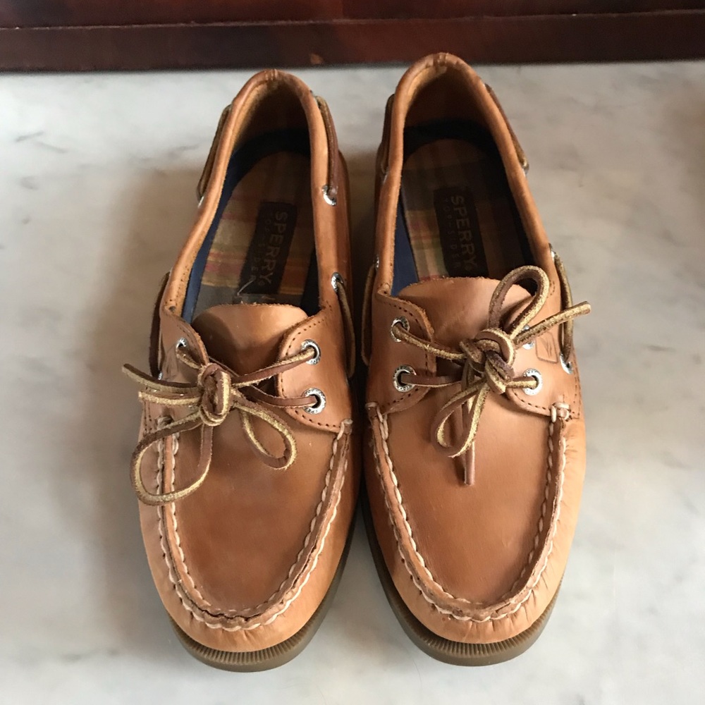 Authentic Original 2-eye boat shoe size 7